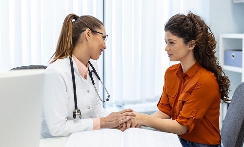 ¿Cuándo debe una adolescente acudir por primera vez al ginecólogo?