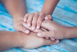 ¿Cómo se forman los vínculos afectivos en la infancia?