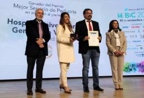 2022 12 02 El Dr. Roi Piñeiro recogió el Premio BiC al Mejor Hospital en Pediatría junto a la Dra. María de la Parte