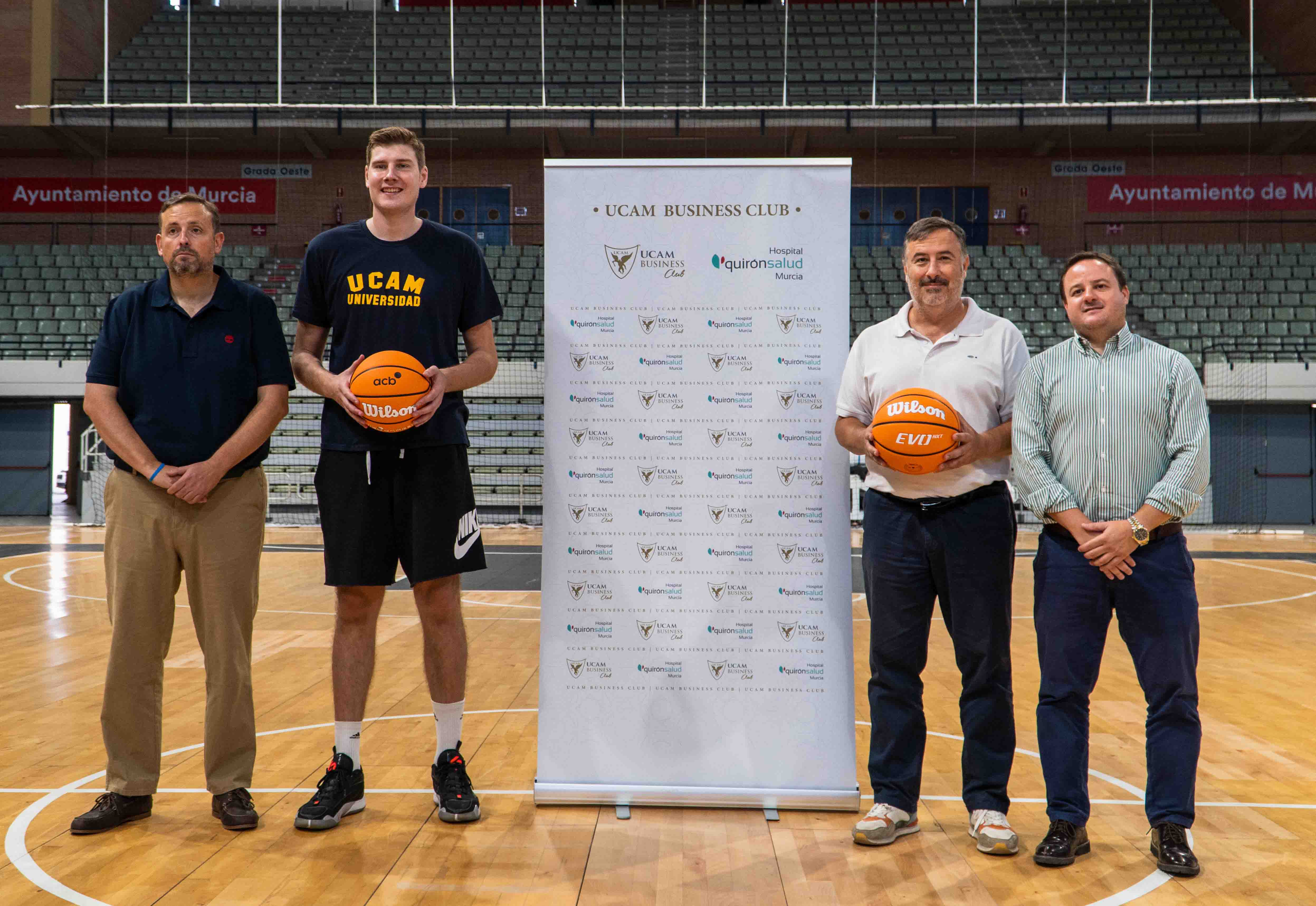 Luis Mesa, gerente de Quirónsalud Murcia junto a los representantes de UCAM Murcia