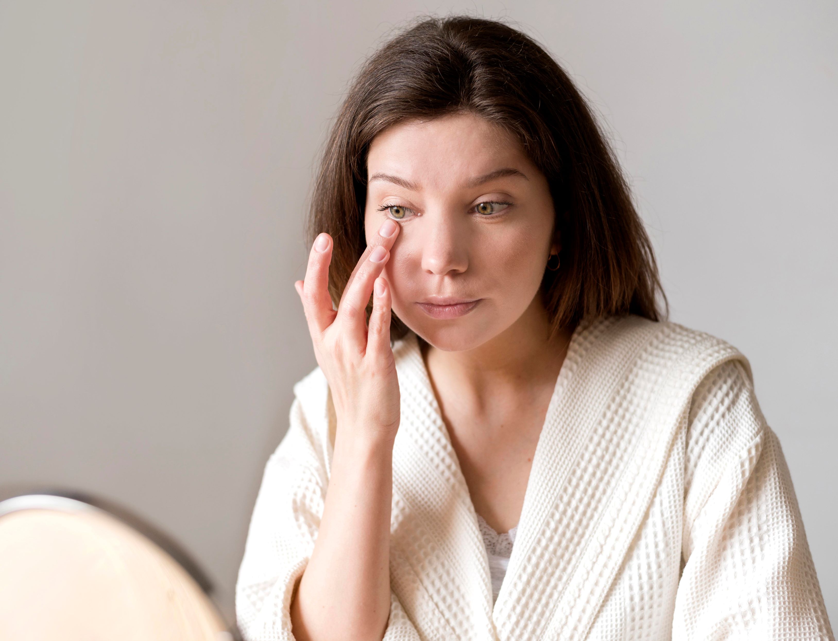 female-applying-eye-concelear-with-handok