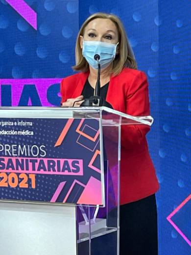 2021 03 08 La Dra. Ayuso, pronunciando unas palabras de agradecimiento tras recibir el premio