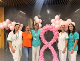 Profesionales del Hospital Quirónsalud Córdoba con los globos y lazo rosa conmemorativos del Día Internacional del Cáncer de Mama.