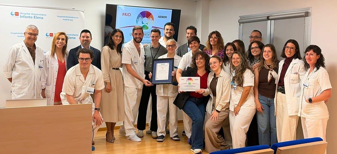 Profesionales del la UCI del HUIE junto a los representantes del proyecto HU-CI y Aenor con el diploma de recertificación