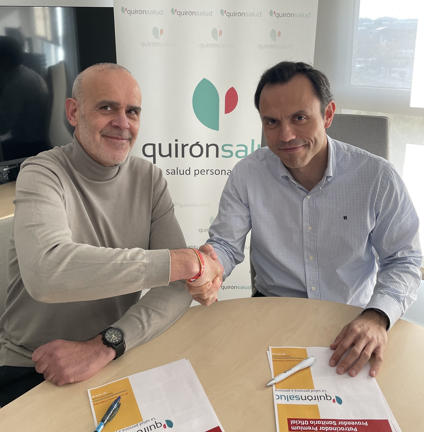 Julian Diaz y Alfonso Espinosa firman acuerdo colaboracion Quirónsalud Ciudad Real y Circuito Carreras