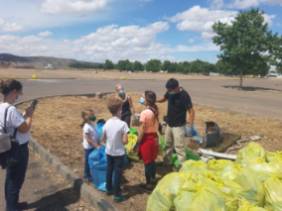 pesando y valorando residuos recogidos equipo Quirónsalud Toledo