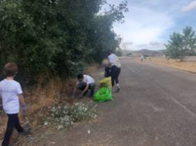 recogiendo residuos lucha contra la basuraleza equipo Quironsalud Toledo